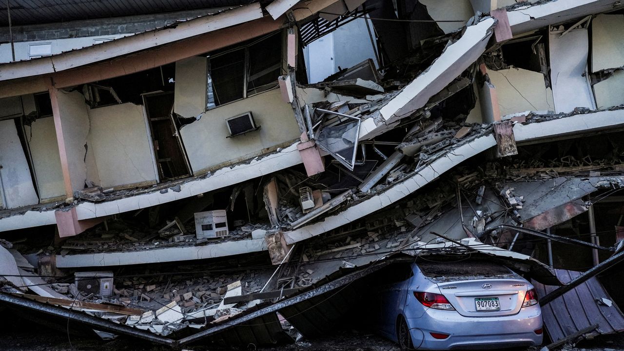 Uno de los edificios que colaps� en Penonom�, debido al fuerte terremoto registrado en Panam�.
