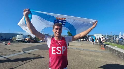 Nico Rodrúíguez, en la isla de Enoshima, celebra con la bandera gallega la medalla de bronce