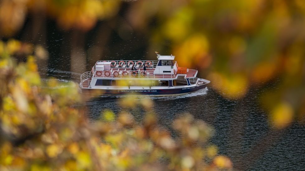 Meis tiene su propia piedra de abalar.El catamarn de la Diputacin, a su paso por una zona de viedo con los colores otoales