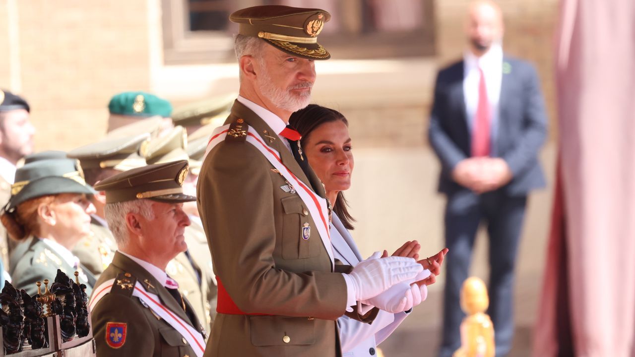 Felipe VI vuelve a jurar bandera 40 años después en Zaragoza con la princesa Leonor como testigo