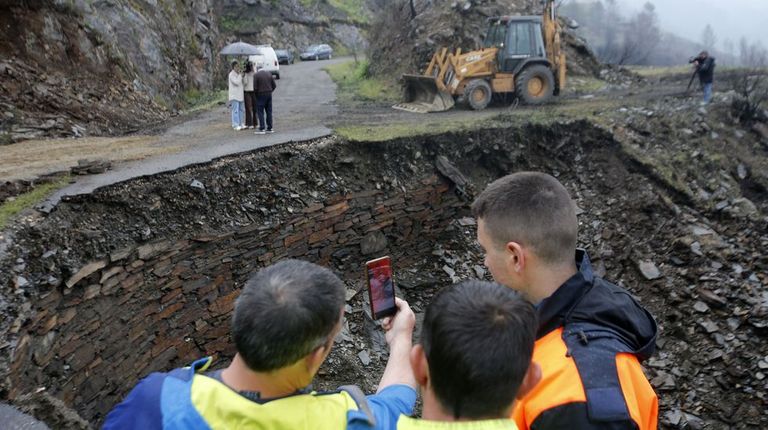 Las carreteras de Lugo muestran aún las cicatrices de las borrascas