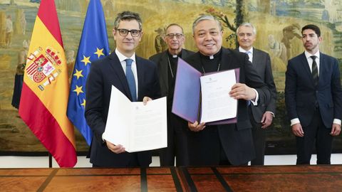 El ministro de la Presidencia, Flix Bolaos, y el nuncio apostlico en Espaa, Bernardito Auza, tras firmar el acuerdo este mircoles en el palacio de Santa Cruz