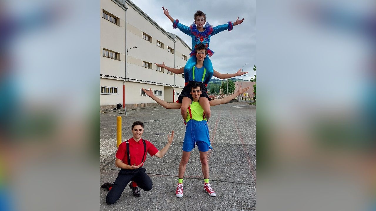 El mago sarriano Brandan junto con tres circenses de la Ciudad de los Muchachos, Cristian Fidalgo, Aaron Novoa y Heber Novoa

