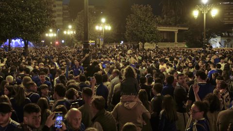 Cientos de aficionados celebran el ascenso del Real Oviedo en la plaza Amrica