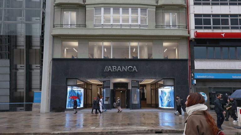 Abanca, CaixaBank, Santander y BBVA, entre los bancos con mejor reputación de España
