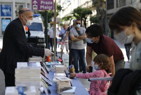 Letras Galegas: entrega de libros na rúa do Paseo, en Ourense