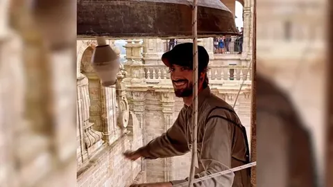 El escritor David Ucls, tocando las campanas de la Catedral de Santiago