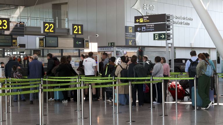 Las rutas aéreas por las que espera Santiago ya están operativas este verano en Asturias