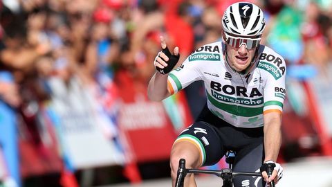 El ciclista irlands del equipo Bora, Sam Bennett, se ha proclamado el vencedor de la decimocuarta etapa de la 74 Vuelta a Espaa 2019, con salida en la localidad cntabra de San Vicente de la Barquera y meta en Oviedo, con un recorrido de 188 kilmetros