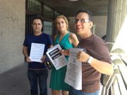Jos� Gonz�lez (izquierda), se Staj, Esther  Mahia, de CC.OO., y Xos� Barreiro, de CIG, muestran la convocatoria de la concentraci�n de corte de trafico ma�ana en la plaza de Am�rica.