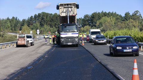 Obras de reasfaltado en la A-6 a la altura de Baralla