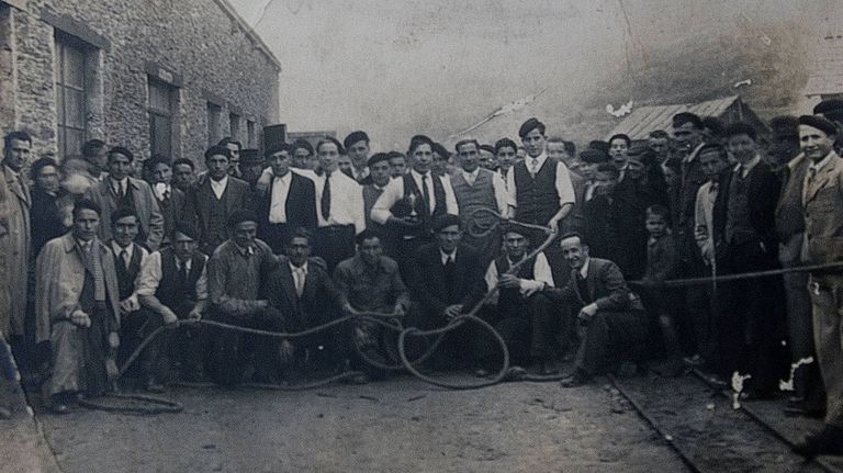 Foto de familia de un grupo de mineros de la mina de Azúmara durante una jornada festiva