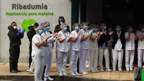 Trabajadores de una residencia de Ribadumia aplauden la labor de desinfección realizada por los militares de la UME