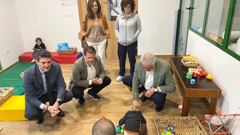 Javier Arias, Perfecto Rodríguez y Manuel Varela visitaron las nuevas instalaciones de la escuela infantil de Chantada