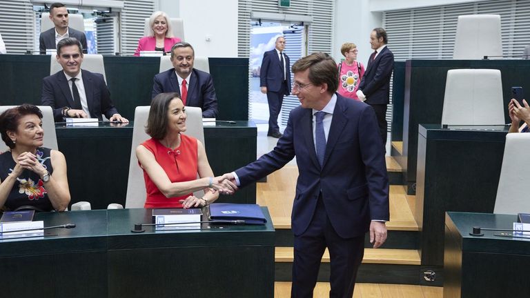 Martínez-Almeida saluda a la exministra Reyes Maroto en la sesión constitutiva del ayuntamiento de Madrid