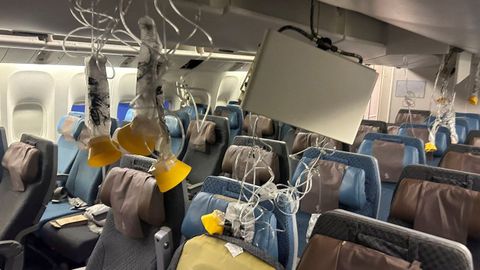 El interior del avin del vuelo de Singapore Airline que sufri grandes turbulencias