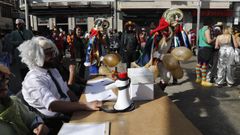 Domingo de piñata en Xinzo de Limia. La mesa electoral con su urna en la plaza Mayor.