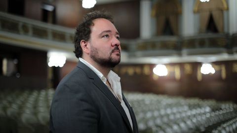 José Miguel Pérez Sierra dirigirá la Gran Gala Lírica, que servirá como conmemoración del 70.º aniversario de la Asociación de Amigos de la Ópera, en el Teatro Colón.