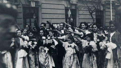 Valencianas recibiendo a las tropas del CEG. En el centro, el famoso cantante Miguel de Molina. Valencia, 28 de abril de 1939