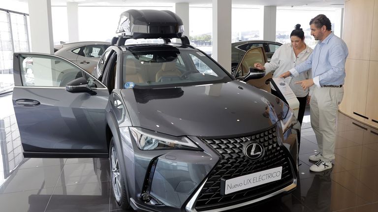 El Gobierno anuncia 400 millones en ayudas directas a la compra de eléctricos para el 2026