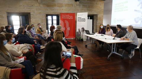 Acto de entrega de las ayudas de la AECC en Pontevedra, celebrado esta mañana en la Casa das Campás