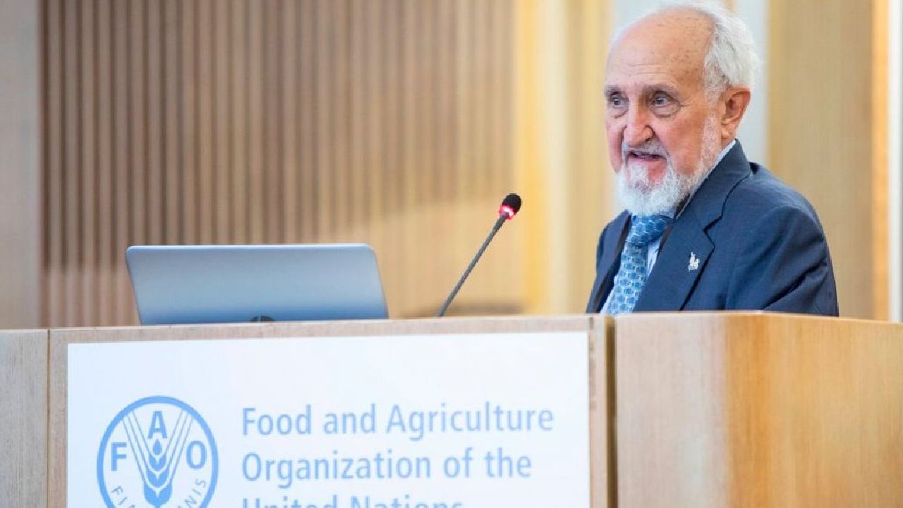 Jos� Esquinas es doctor ingeniero agr�nomo, humanista, doctor en Gen�tica, as� como profesor universitario e investigador.