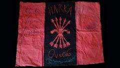 La bandera de la «Harka», un grupo de voluntarios falangistas que lucharon en Oviedo durante la Guerra Civil bajo el mando del coronel Aranda