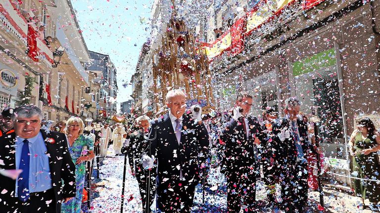 Lluvia de pétalos de flores y aroma a Corpus inundan el área de Vigo