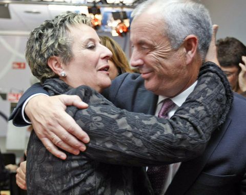 Mara Josefa abraza a su marido tras la derrota electoral del 2012. 