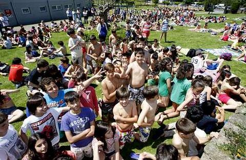 Los nios, disfrutando de las piscinas del Aquapark cercedense en la fiesta de clausura de Ecovoz celebrada el ao pasado. 