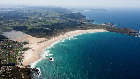 La Playa de A Frouxeira, en Valdovio cuenta con una impresionante belleza natural, adems de unas condiciones propicias para todos aquellos amantes del surf.
