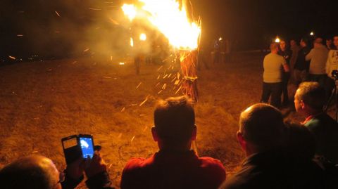 El espectáculo del fuego atrajo a numeroso público a esta parroquia del municipio de Taboada