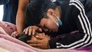 Familiares de un joven lloran su muerte tras fallecer en las protestas contra el golpe de estado de Birmania