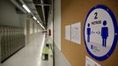 Un instituto gallego con las pegatinas de las distancias de seguridad en los pasillos