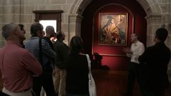Un grupo de visitantes contempla el cuadro del Greco de la anunciacin a San Lorenzo