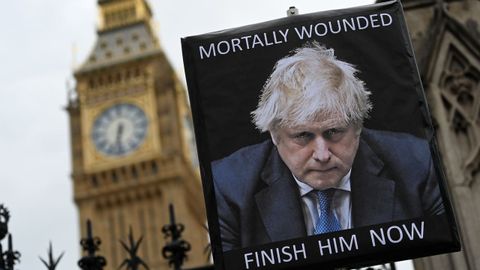 Pancarta a favor de la dimisión de Johnson frente al Parlamento del Reino Unido.
