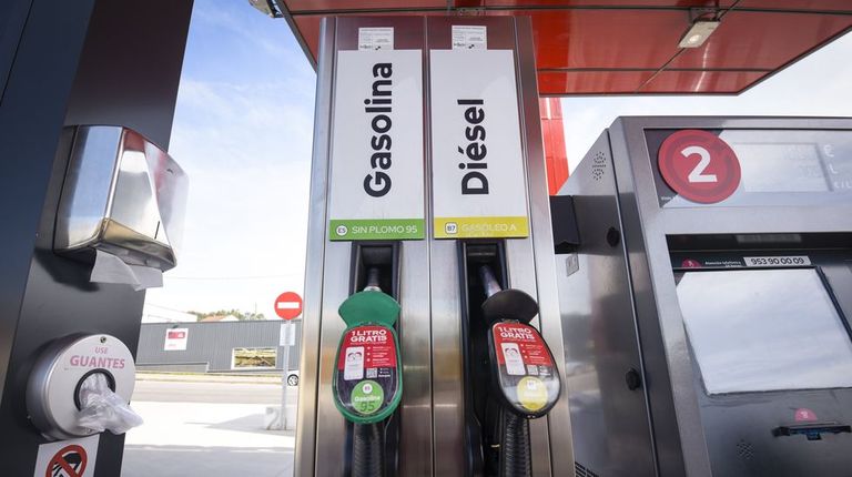 España esquiva la falta de combustible con refinerías volcadas en el diésel y el queroseno