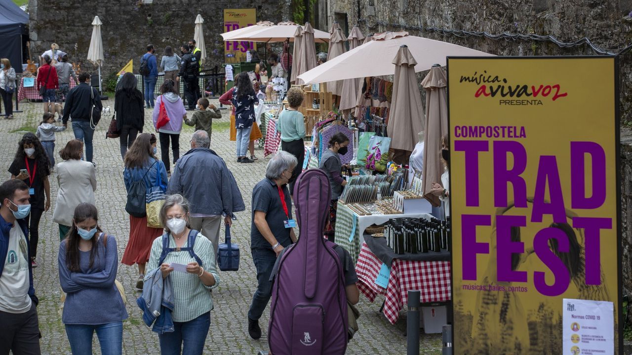 Automviles y trajes de poca para retroceder hasta todo un siglo.Rodas, en las islas Ces, es una de las playas ms hermosas de Galicia y de las que se encuentra en mayor riesgo por su fragilidad ambiental