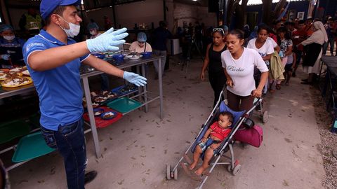 Ciudadanos venezolanos cruzan a diario la frontera entre su pas y Colombia para recibir una racin de comida en el comedor Divina Providencia de Cculta 