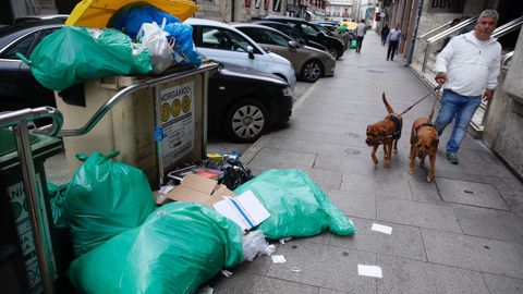 Segundo da (mircoles) con la basura de las calles sin recoger