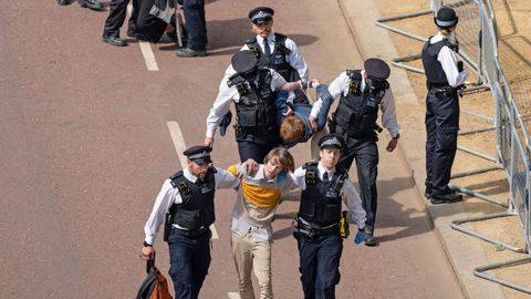 La policía detiene a dos hombres que invadieron el desfile del Jubileo de Platino en Londres