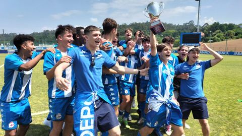 Juvenil B players celebrate the title of the National League