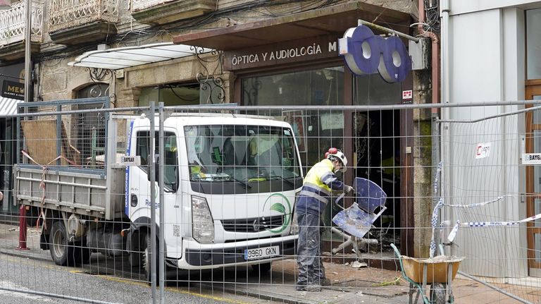 Restricciones de tráfico en la calle Riestra por la demolición del edificio incendiado el pasado verano