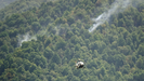 Un helic�ptero trata de extinguir el fuego de Daga�a (Asturias), a 21 de agosto de 2025, en Anllarinos del Sil, Le�n, Castilla y Le�n (Espa�a). El �ltimo balance de la situaci�n de incendios forestales del Servicio de Emergencias del Principado de Asturias