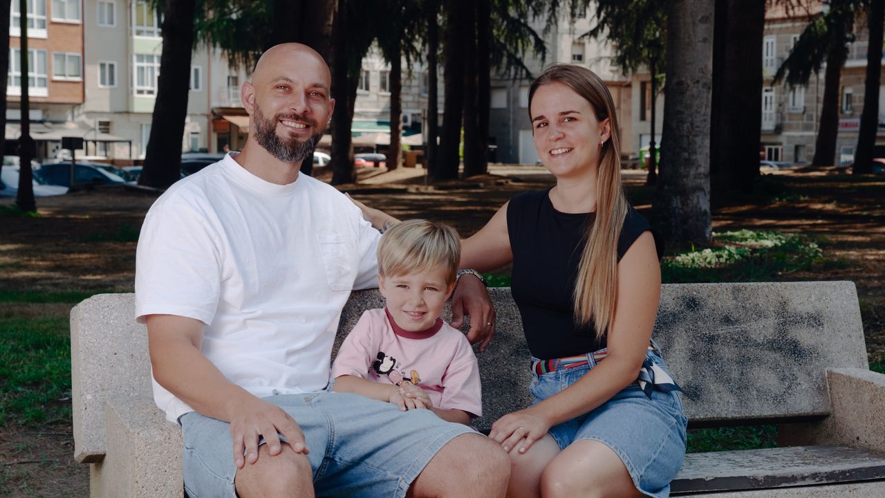 Bruno, Aida y el peque�o Leo, en el parque de O Toural de Xinzo, donde siempre vuelven en verano y en temporada de entroido.