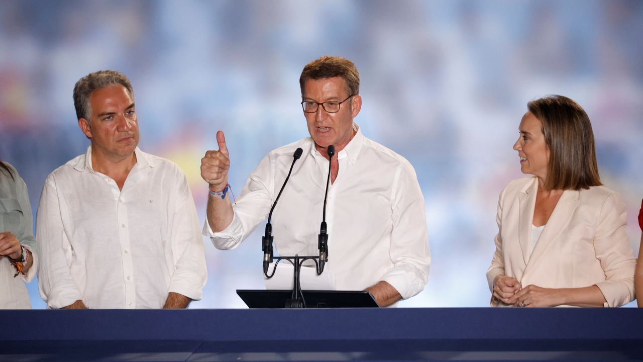 Alberto Nez Feijoo, este domingo, en el balcn de la sede nacional del PP. 