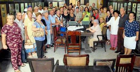Imagen de los socios de la Sociedad Hijos de La Estrada al término de la junta general en La Habana