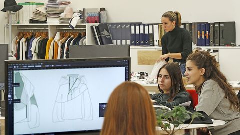 Trabajadoras en el taller informatizado de patronaje de la empresa Flor da Moda