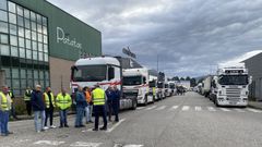 Ms de un centenar de transportistas se preparan para colapsar el trfico en Vigo. Se renen desde primera hora de la maana en el parque industrial de reas de Tui