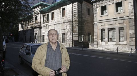 Manuel Peña-Rey, delante de la antigua prisión de Ourense